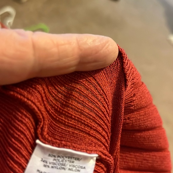 Ann Taylor sleeveless dark rose top. Size Medium. - Picture 7 of 7